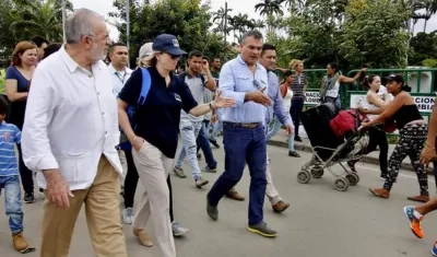 El jefe de misión de la Unión Europea, Agustín Días de Mera (i), junto con la embajadora de la Unión Europea en Colombia, Patricia Llombart (c) y el director de la Dirección para el Dessarrollo y la Integración Fronteriza, Victor Bautista (d).
