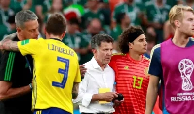 Juan Carlos Osorio y Guillermo Ochoa, tras la derrota ante Suecia. 