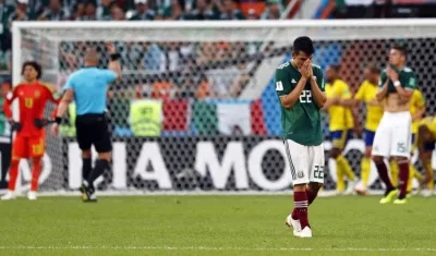 Jugadores de México se lamentan tras la goleada. 