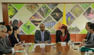 El Ministro de Ambiente, Luis Murillo junto a los equipos de empalme.