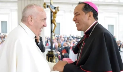 Monseñor Pablo Emiro Salas Antelis y el Papa Francisco.