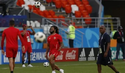 Román Torres se ríe a carcajadas durante un entrenamiento. 