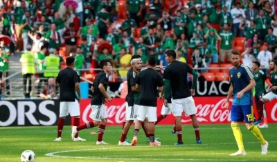 Selección de México calienta en el partido. 