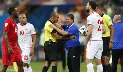 Hernán Darío Gómez habla con el juez del partido. 