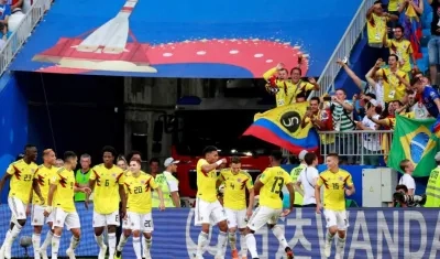 Yerry Mina festeja con sus compañeros el gol. 