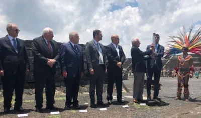 Daniel Noguera, director de los Juegos de Barranquilla 2018, recibe el fuego centroamericano de manos de Baltazar Medina, presidente del Comité Olímpico Colombiano. 