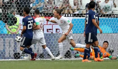 Jugadores de Polonia celebran el gol ante Japón. 