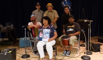 Daisy Guzmán con los "Very Be Careful".