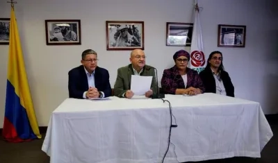 De izquierda a derecha: Pablo Catatumbo, Carlos Antonio Lozada, Catalina Sandino y Jairo Quintero,  en una rueda de prensa. 