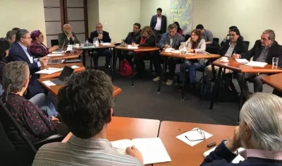 Miembros de la FARC ante dirigentes de la Comisión. 