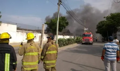 Los bomberos atendiendo la emergencia.