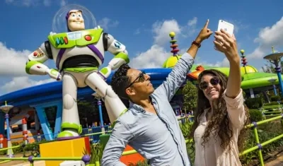  Toy Story Land ocupa casi 4.600 metros cuadrados y promete embarcar a los visitantes en una travesía por el infinito.