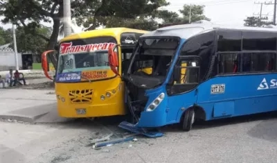 Así quedaron los buses tras el accidente.