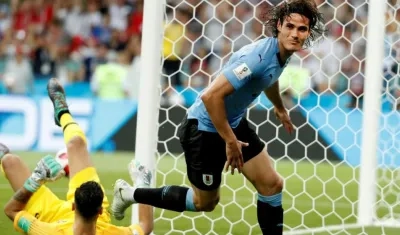 Edison Cavani celebra su primer gol de la noche. 