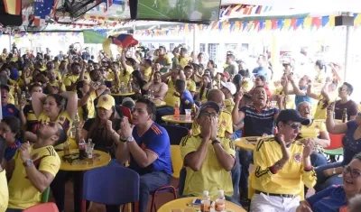 Hinchas barranquilleros apoyando a la Selección.
