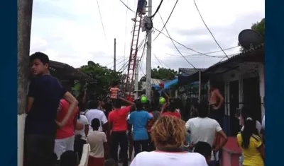 El contratista quedó colgado varios minutos en lo más alto del poste.