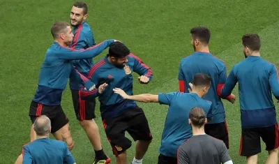 Jugadores de España, bromean con Diego Costa. 