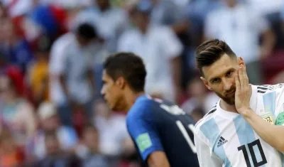Lionel Messi expresa su frustración en el duelo con Francia. 
