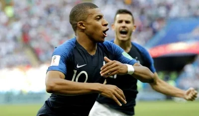 Kylian Mbappe celebra uno de los goles. 