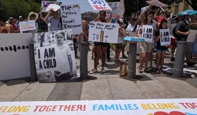 Los manifestantes exigían acabar con los "campos de detención" de inmigrantes.