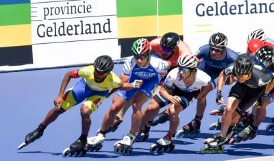 Alex Cujavante  lidera el grupo de patinadores. 