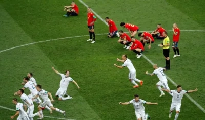 Jugadores de España y Rusia instantes luego de la eliminación. 