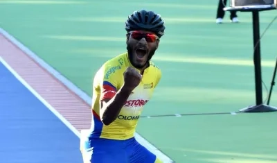 Alex Cujavante celebra su victoria. 