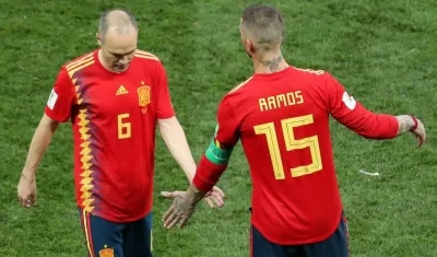 Andrés Iniesta y Sergio Ramos, jugadores finalistas y campeones de Sudáfrica 2010.