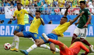 Neymar anota el primer gol del partido. 