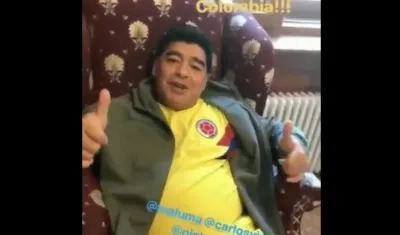 Diego Armando Maradona con la camiseta de Colombia.