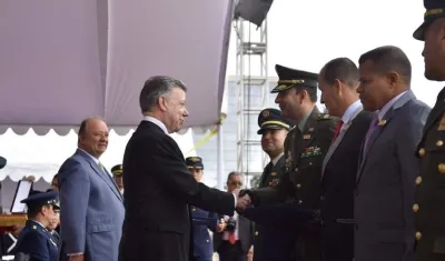 El Presidente Santos condecoró a militares que participaron en la Operación Jaque y los ascendiól
