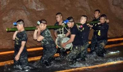 El grupo fue encontrado en un terreno elevado cerca del agua que inunda los pasadizos.