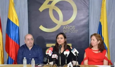 Víctor Armenta, Claudia Patricia Dacunha (Rectora) y Sandra Devia.