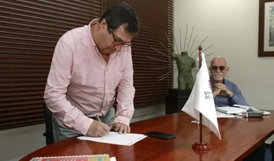 Adolfo Meisel durante la firma del Acta de Posesión como rector de la Universidad del Norte.