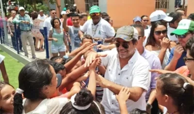 El Alcalde Alejandro Char con la gente.