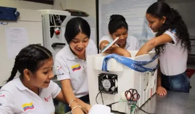 Los estudiantes del proyecto 'Cubes in Space’.