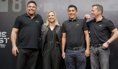 los exfutbolistas, Ronaldo Nazário, de Brasil, Lindsay Tarpley, de EEUU, Jorge Ramos, de México, y Lothar Matthäus, de Alemania.