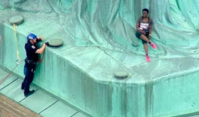 Una mujer que llegó hasta el pedestal del monumento.