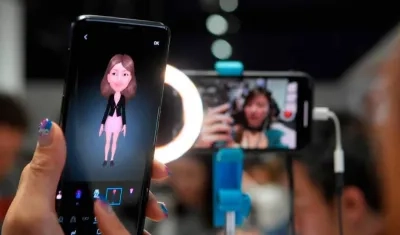 Muestra de un celular Samsung en feria internacional.
