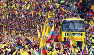 La gente en Bogotá le brindó su cariño a la Selección Colombia.