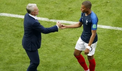 Kylian Mbappe se saluda con su técnico Didier Deschamps.