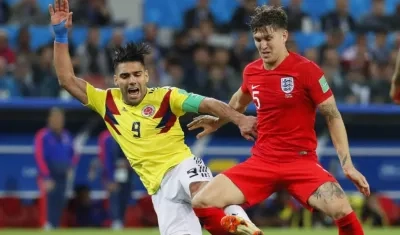 John Stones comete falta sobre Falcao García. 