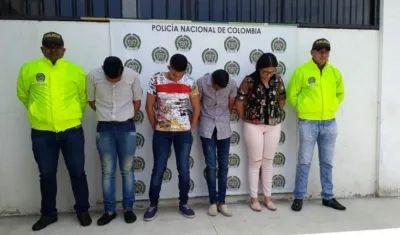 Los cuatro estudiantes mayores de edad capturados por la Policía.