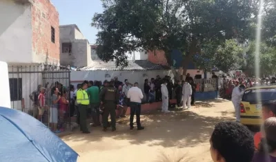 Levantamiento del cuerpo del taxista asesinado este jueves en Soledad.