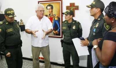 El Alcalde de Soledad, miembros de la Policia y la Secretaria de Gobierno, en una reunión sobre la seguridad del municipio.