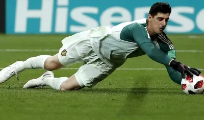 Thibaut Courtois contiene un remate. 
