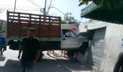 Así quedó el vehículo incrustado en la fachada del local.