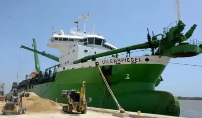 La draga en el puerto de Barranquilla