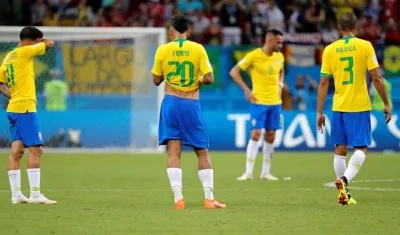 Jugadores brasileños reaccionan al final del partido Brasil-Bélgica