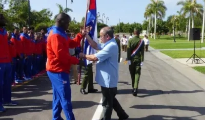 De manos de Lázaro Expósito la enseña nacional fue recibida por el multicampeón Mijaín López.